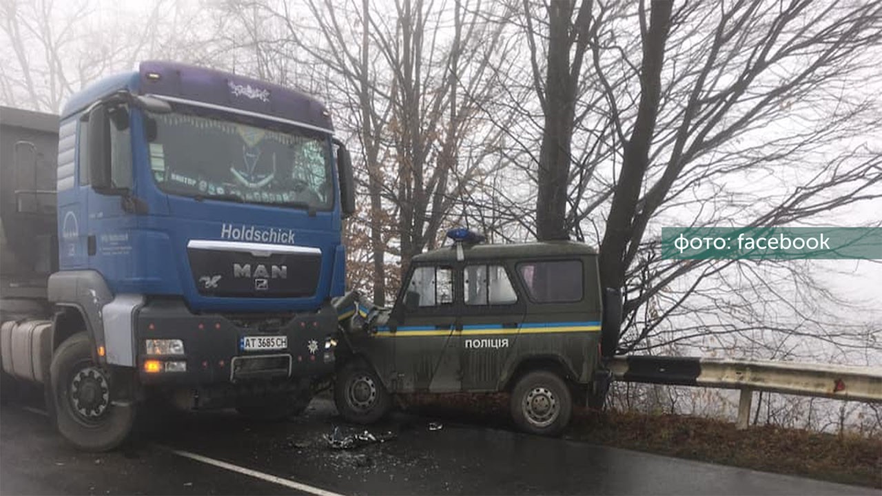 ДТП у Косові: вантажівка зіткнулася із поліцейською автівкою