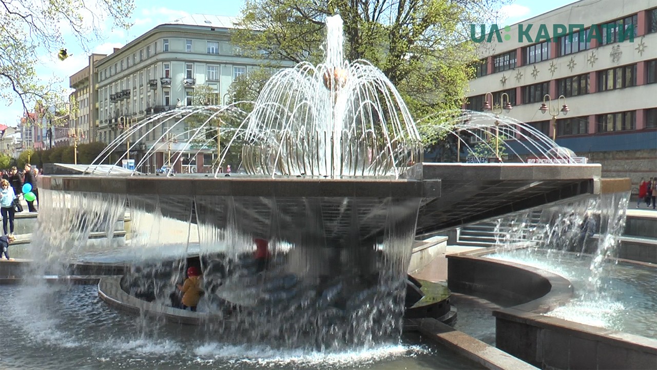Міські фонтани сьогодні почали працювати в Івано-Франківську 
