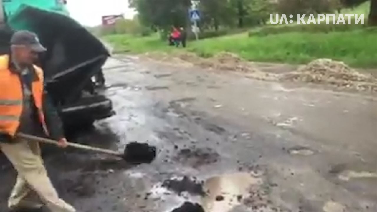 У Вербовці Косівського району ремонтували дорогу в дощ