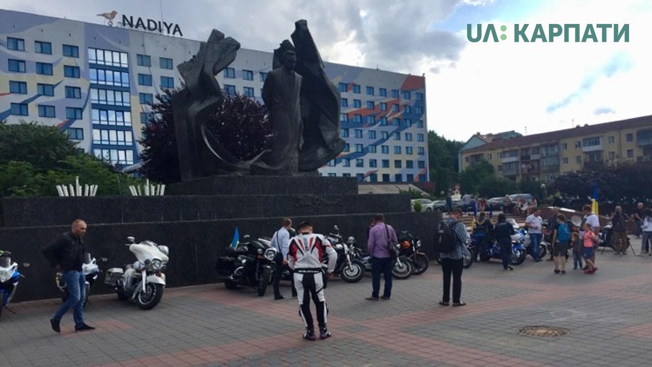 Учасники 3 мотопробігу за єдність України зупинилися на пів години в центрі Франківська