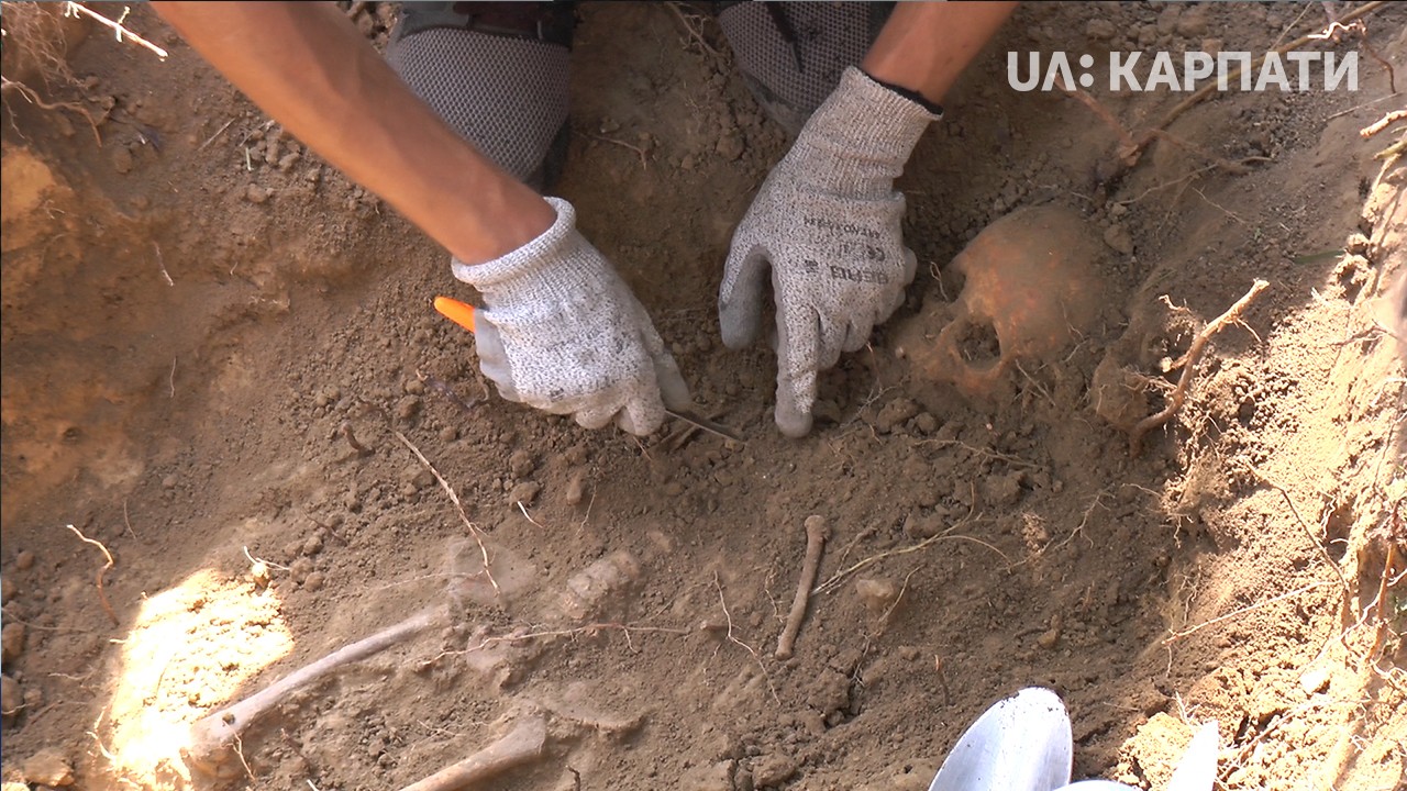 Рештки трьох людей відкопали археологи на Прикарпатті
