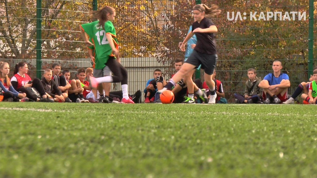 Понад пів сотні дівчат зіграли у Всеукраїнському турнірі з футболу для змішаних команд