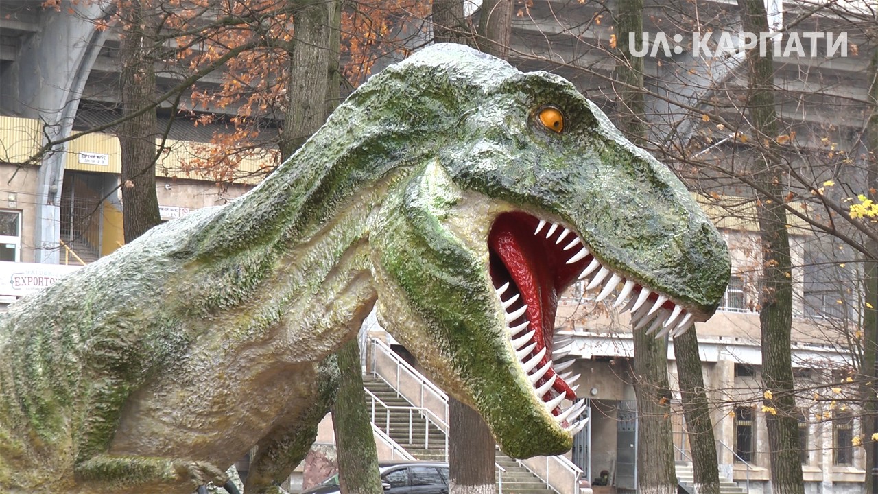 700-кілограмового динозавра встановили у міському парку Івано-Франківська